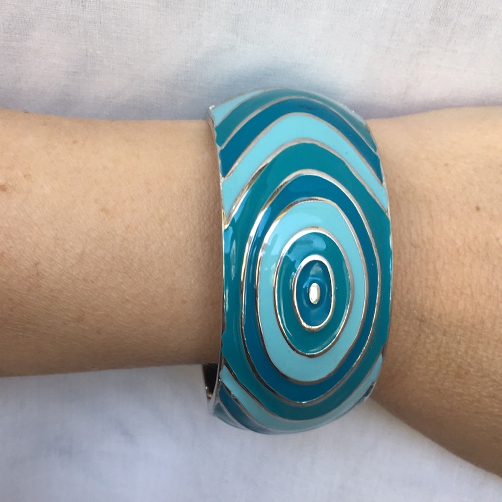 Hinge enamel bracelet